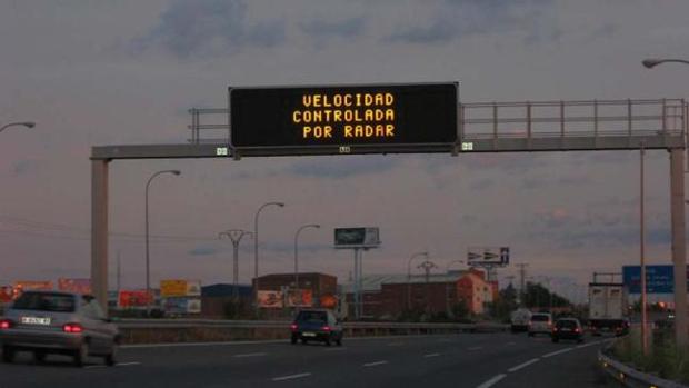 Cartel luminoso que adelanta un control de velocidad por radar