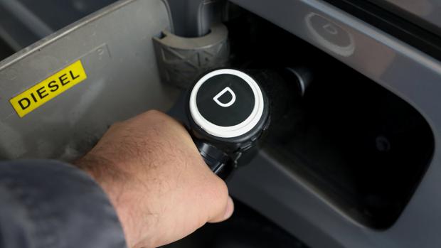 Un h ombre reposta su coche diesel
