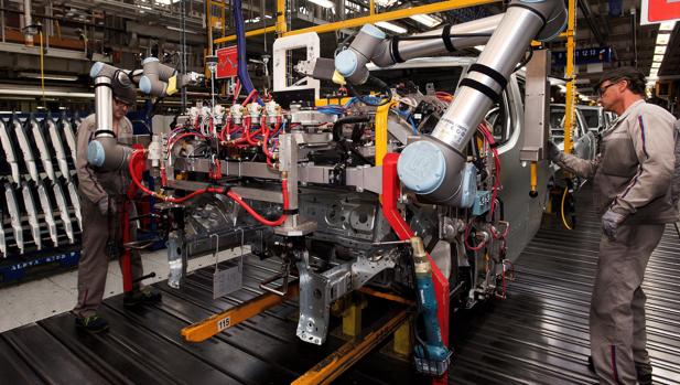 Robots colaborativos o «cobots» en la línea de Ferraje de PSA Vigo