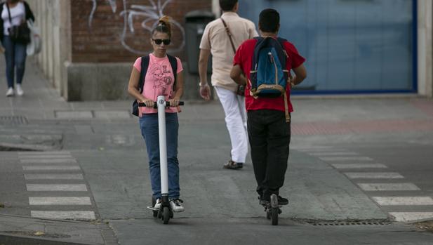 Usuarios de patinete eléctrico en Sevilla