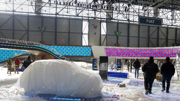 Expositor tapado tras la cancelación del Salón de Ginebra de 2020 a pocos días de su celebración