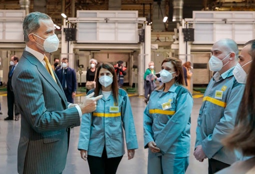 King Felipe VI talks with the operators during the visit to the Renault factory in Palencia