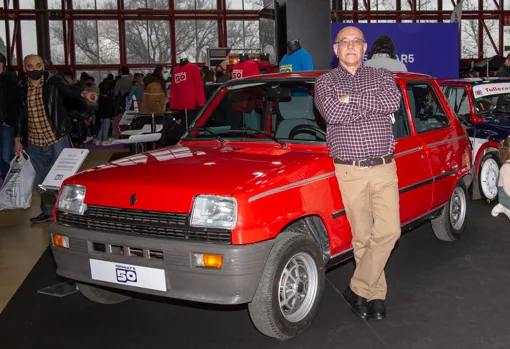 Pedro Rubio, head of the Valladolid heritage center, next to the restored R5