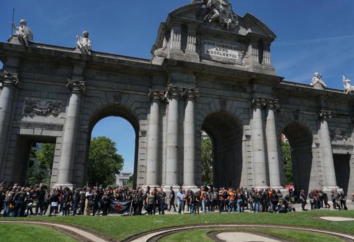 The different chapters gather at the Puerta de Alcalá for the family photo