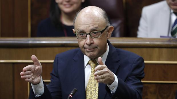 El ministro de Hacienda, Cristóbal Montoro, durante su intervención en la sesión de control al Ejecutivo