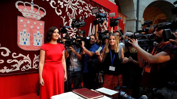 Díaz Ayuso frente a los medios durante la toma de posesión