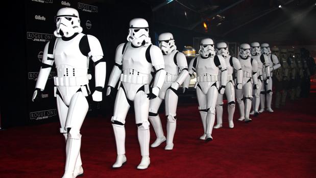 Un desfile de soldados imperiales durante la premiere de «Rogue One»
