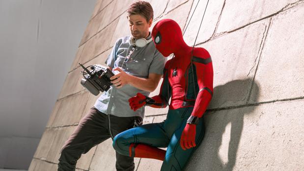 Tom Holland y Jon Watts revisan una toma durante el rodaje de «Spider-man: Homecoming»