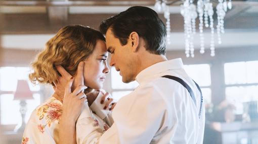 Dominique McElligott junto a Matt Bomer