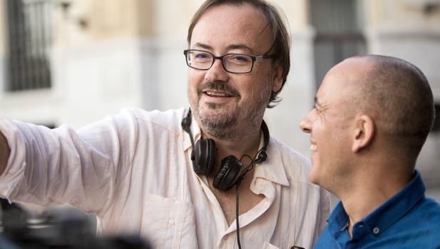 Manuel Martín Cuenca y Javier Gutiérrez durante el rodaje de «El autor»