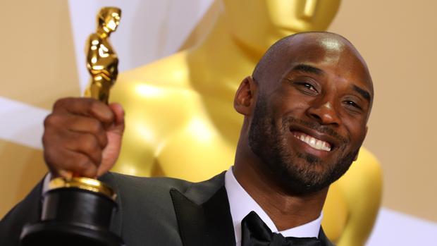 Kobe Bryant, junto a su Oscar