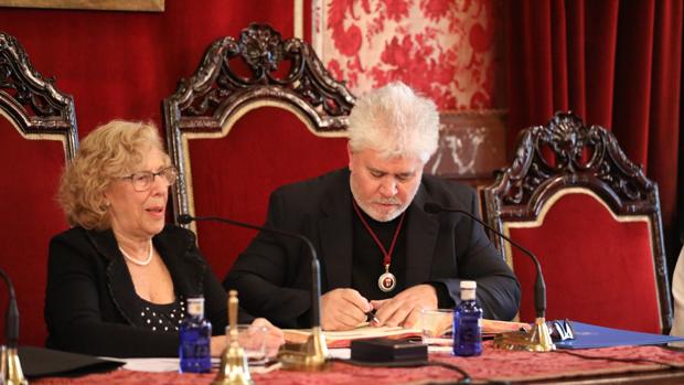 La alcaldesa de Madrid, Manuela Carmena, en el acto en el que ha nombrado al cineasta Pedro Almodóvar hijo adoptivo de Madrid