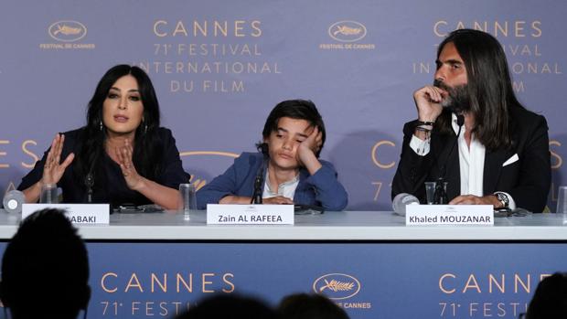 La actriz y directora libanesa Nadine Labaki, junto con el joven protagonista de «Cafarnaüm» y el productor