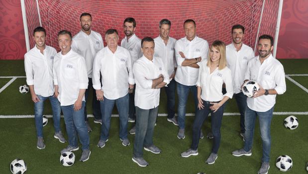 De izquierda a derecha: Matías Prats, José Antonio Luque, Kiko Narváez, José Antonio Camacho, Ricardo Reyes, J. J. Santos, Nico Abad, Manu Carreño, María Gómez, Pablo Pinto y Juanma Castaño