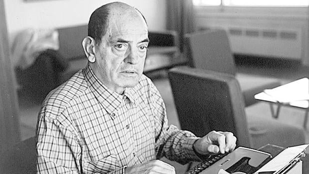 Buñuel, ante su inseparable máquina de escribir a finales de los 60