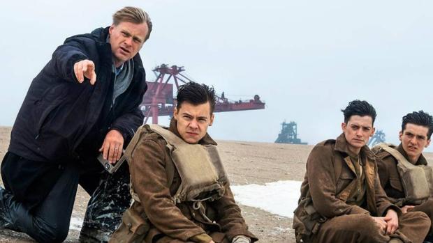 Christopher Nolan da instrucciones a los actores en el rodaje de «Dunkerque»