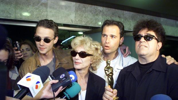Carlos Lozano, junto a Eloy Azorín, Marisa Paredes y Pedro Almodóvar
