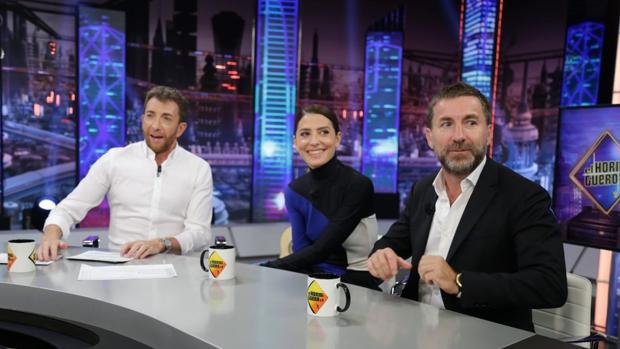 Antonio de la Torre y Bárbara Lennie, junto a Pablo Motos en «El hormiguero»