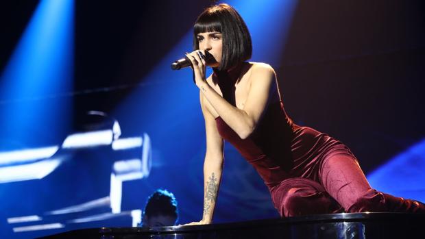 Natalia se lució una noche más con «Bang Bang», de Nancy Sinatra
