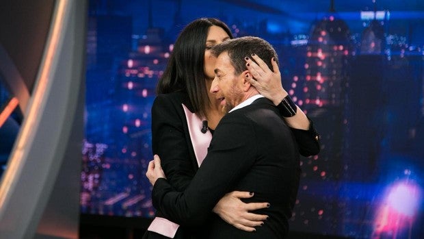 Laura Pausini, junto a Pablo Motos en «El hormiguero»