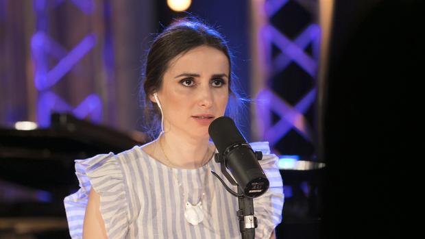 Zahara en el plató de «Canciones que cambiaron el mundo»
