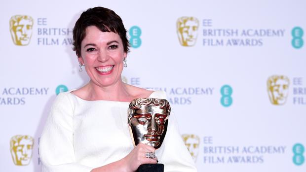 Olivia Colman con su premio Bafta como mejor actriz protagonista