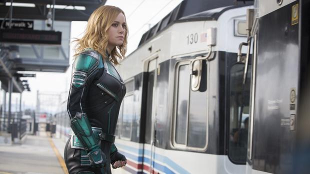 La Capitana Marvel espera la llegada del metro