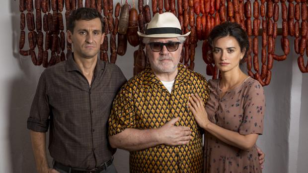 Raúl Arévalo, Pedro Almodóvar y Penélope Cruz, en el rodaje de «Dolor y gloria»