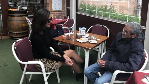 Ramón «el vanidoso» tomando un café con la reportera Alejandra Andrade