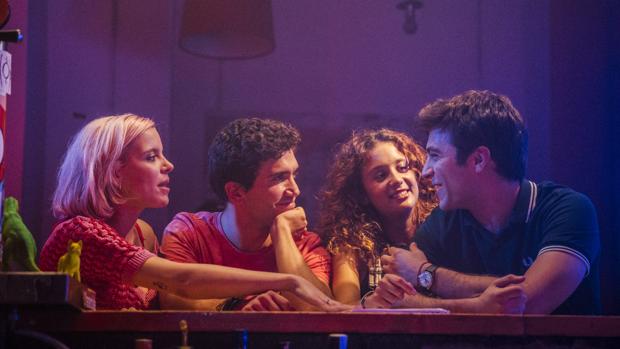 Durante el rodaje, con Jaime Lorente (izquierda), Andrea Ros, María Pedraza y Pol Monen