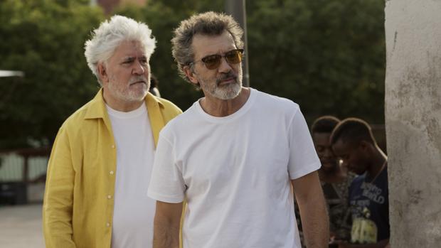 Pedro Almodóvar y Antonio Banderas, durante el rodaje de «Dolor y Gloria»