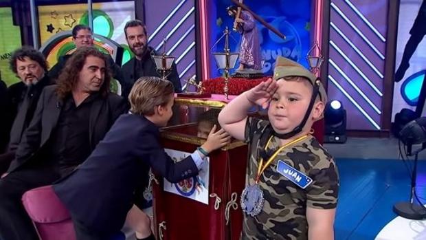 El pequeño Jua, de cuatro años, durante la emisión dle programa