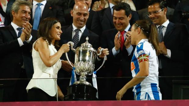 La reina Letizia entrega el trofeo a Sandra Ramajo, capitana de la Real Sociedad