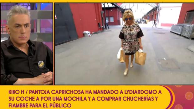 Kiko Hernández observando como Lydia Lozano regresa del supermercado con el embutido