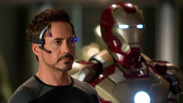Tony Stark (Robert Downey Jr.)es Iron Man en Vengadores