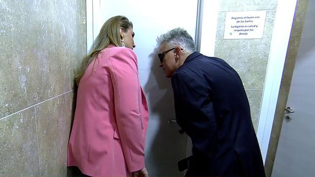 Carlota Corredera y Kiko Hernández mientras Anabel Pantoja se somete a un test de embarazo