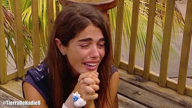 Violeta, totalmente desolada, tras saber que debe de abandonar «Supervivientes»
