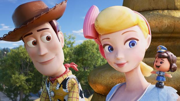 Woody miar a Bo Peep, la heroína de la cuarta entrega de Toy Story