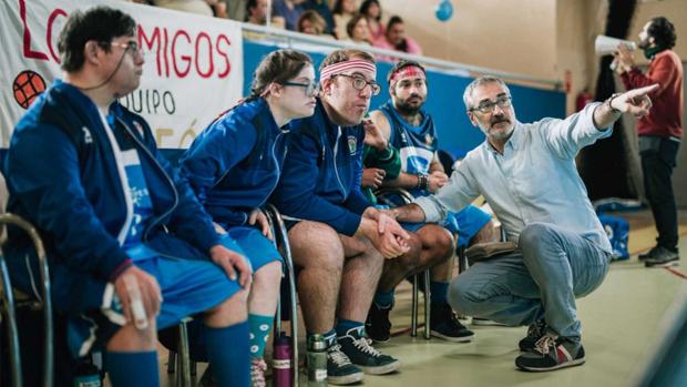 Javier Fesser junto al reparto de «Campeones»