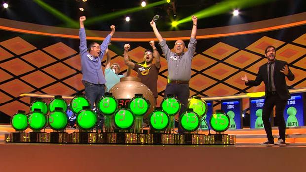Los lobos celebrando el millonario bote que han ganado en «¡Boom!»