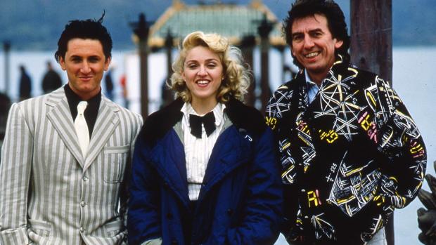 Sean Penn y Madonna escoltados por George Harrison en «Shanghai Surprise», que produjo el exBeatle.
