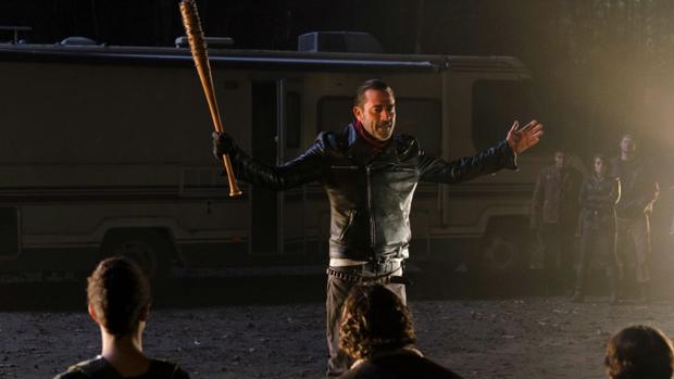 Negan, con su bate Lucille en una de las secuencias más impactantes de «The Walking Dead»