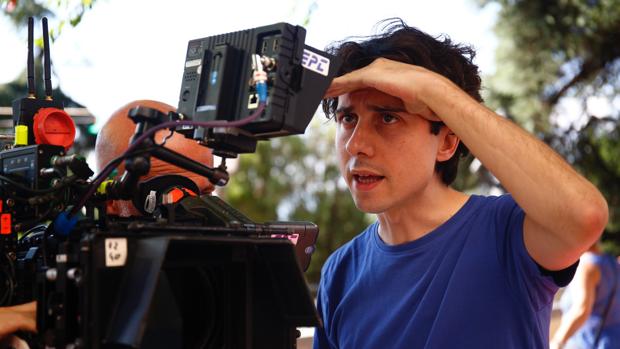 Jonás Trueba, en el rodaje de «La virgen de agosto» en Madrid