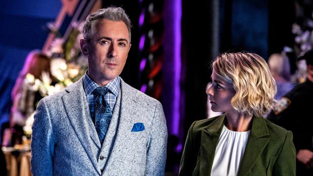 Alan Cumming, con Bojana Novakovic coprotagonista de la serie