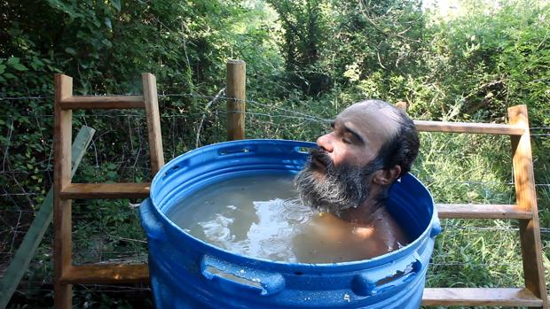 Óskar Alegría, dentro de un barreño en «Zumiriki»