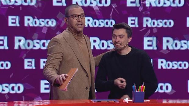Julián Elfenbein, presentador de «Pasapalabra» en Chile, junto a Nicolás Gavilán, el ganador del premio