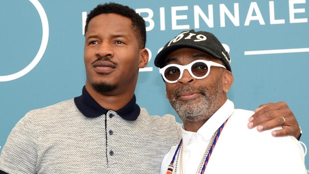 Nate Parker junto a Spike Lee, en Venecia