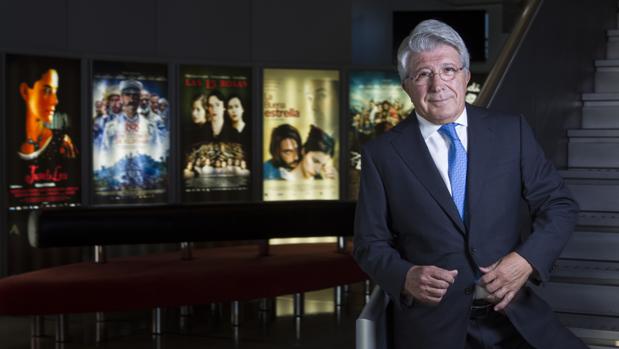 Enrique Cerezo, en las oficinas de su productora, posa antes algunos de los carteles de sus películas más exitosas, como «Juana la loca», «Las 13 rosas», «La buena estrella» o «Los últimos de Filipinas»