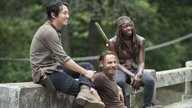 Glenn (Steven Yeun), Rick (Andrew Lincoln) y Michonne (Danai Gurira), en «The Walking Dead»
