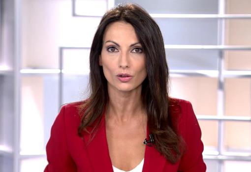 Laila Jiménez, durante su primer día como presentadora de la edición matinal de «Informativos Telecinco» este verano